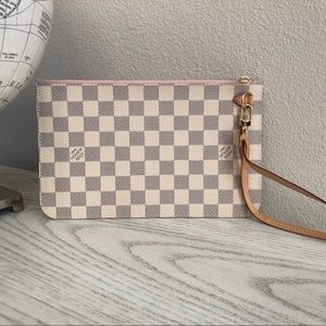 Like new Louis Vuitton neverfull wristlet pouch DA